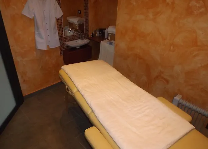 Отель Chateau Des Monthairons Restaurant Gastromaison Privatif Ле-Монтэрон