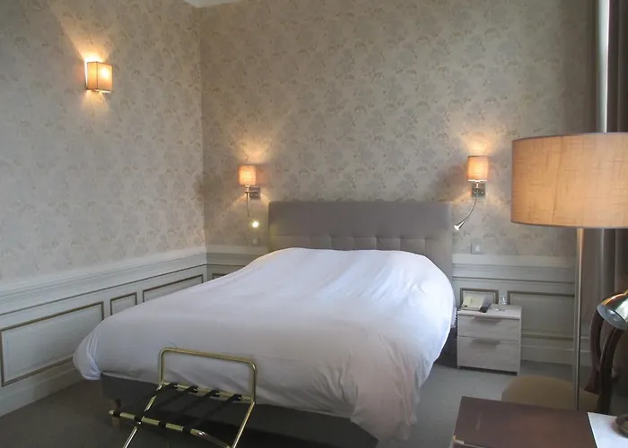 Отель Chateau Des Monthairons Restaurant Gastromaison Privatif Ле-Монтэрон